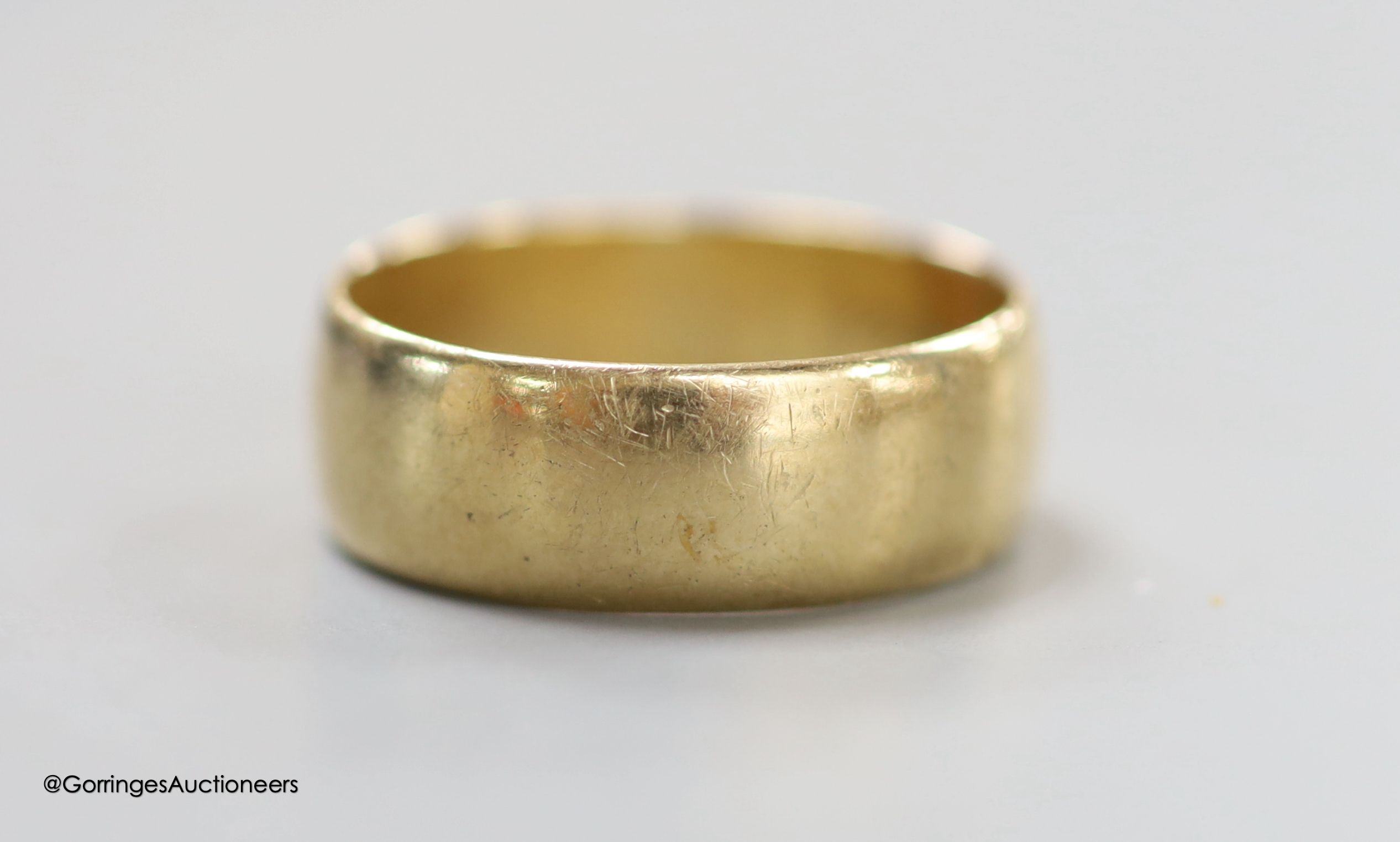 A 9ct gold wedding band, size R/S, 5.8 grams.